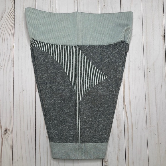 NWT. Pursue Fitness ADAPT seamless shorts.  Size MEDIUM.  Color: Light Grey - Picture 3 of 11